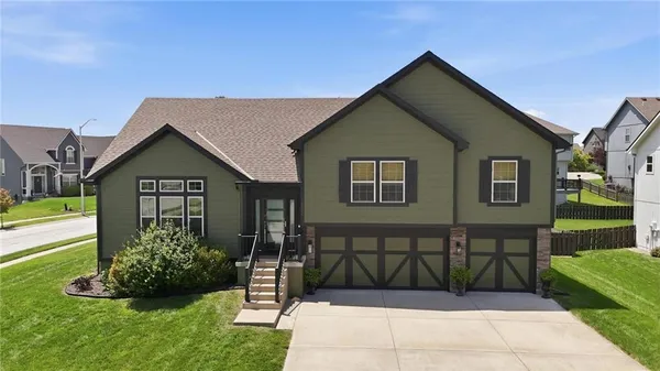 $405,000 | 10802 North Oakland Avenue, Kansas City, MO 64157