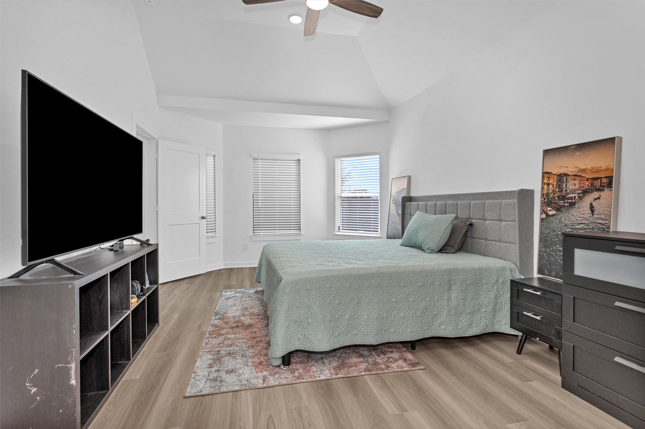 2127 Heather Rdg Way Rosenberg, TX 77471 - Photo 20 of 41 a living room with furniture and a flat screen tv