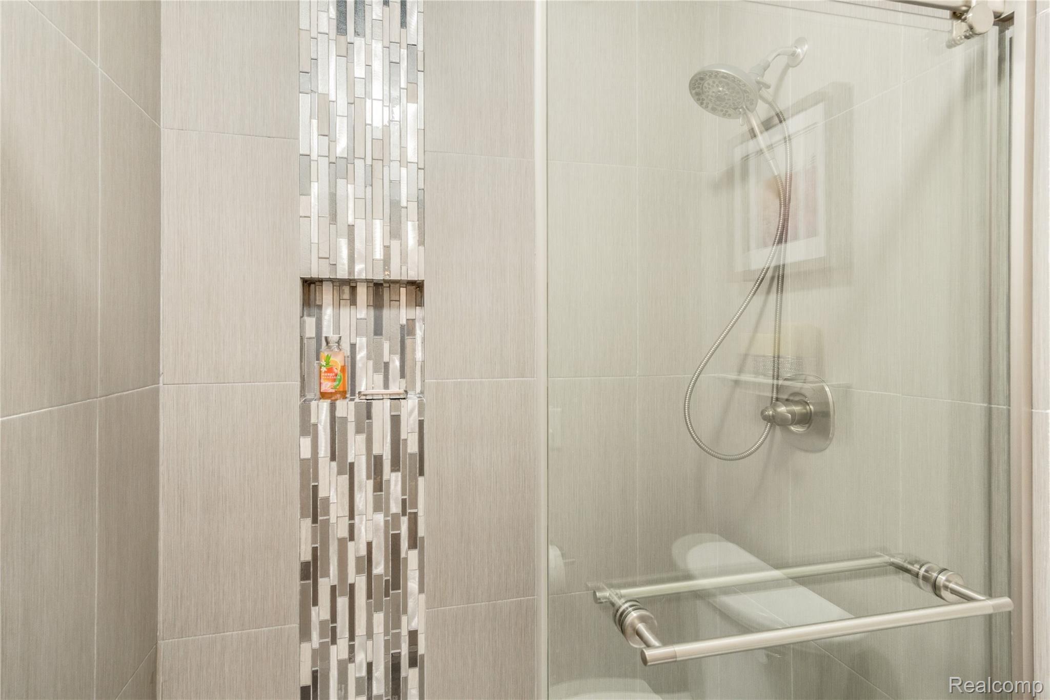 30701 Bradmore Road Warren, MI 48092 - Photo 38 of 52 Upstairs full bathroom
