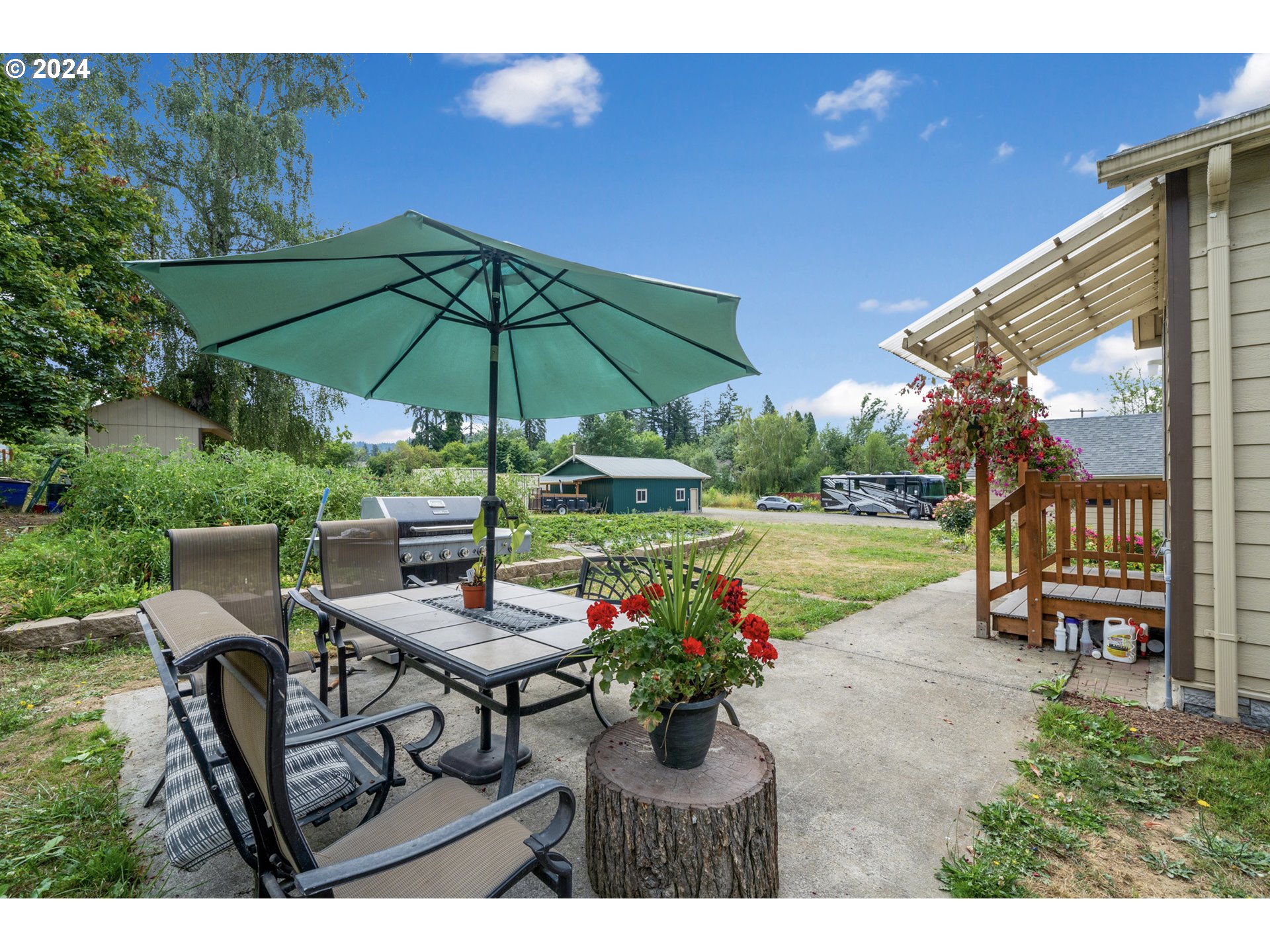 16985 Southeast Foster Road Gresham, OR 97080 - Photo 13 of 48 a view of a chairs and table in the patio