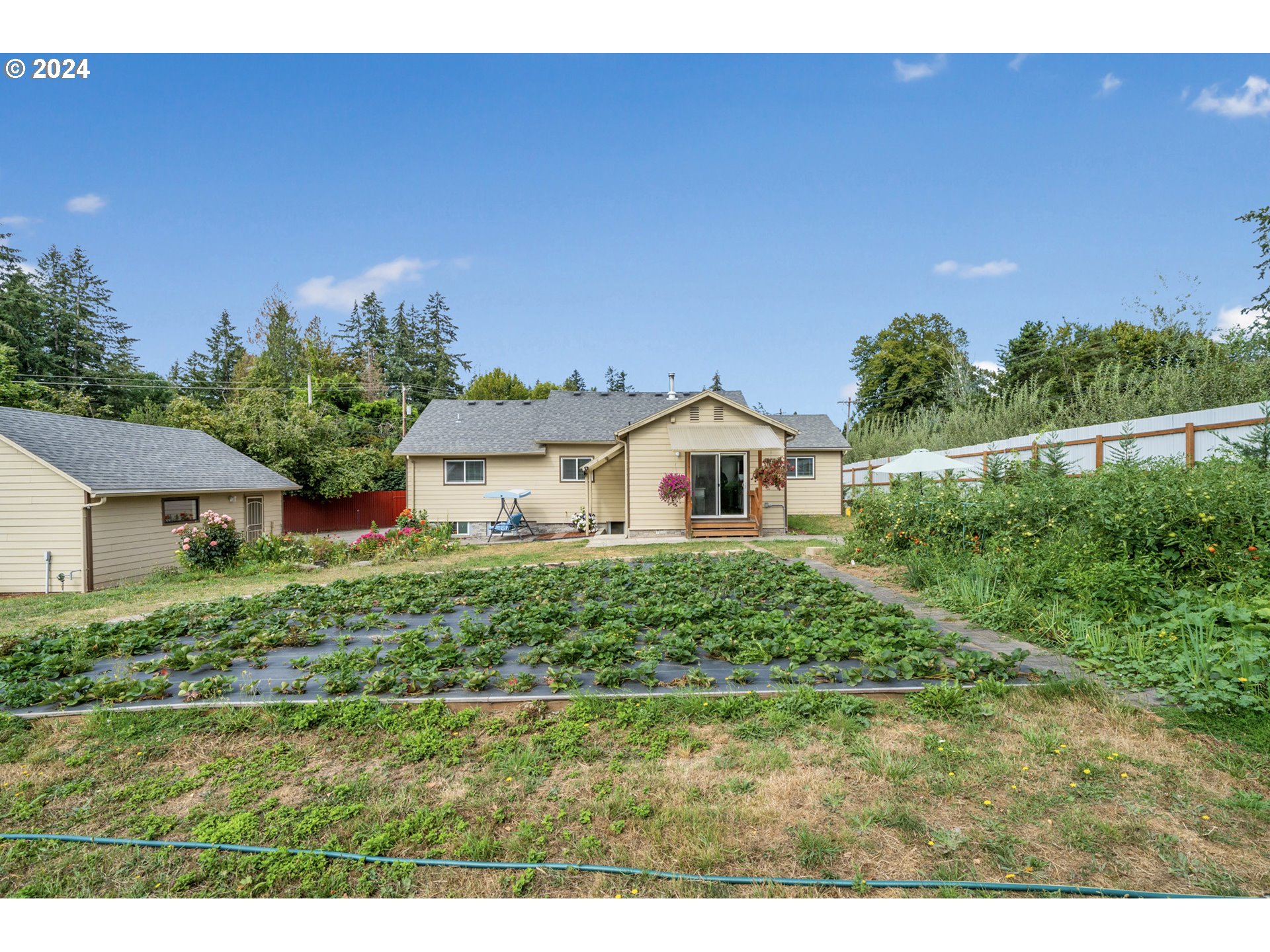 16985 Southeast Foster Road Gresham, OR 97080 - Photo 6 of 48 a front view of a house with a yard