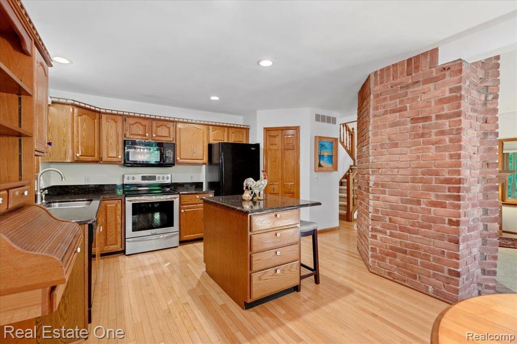 10275 Ortonville Road Clarkston, MI 48348 - Photo 20 of 43