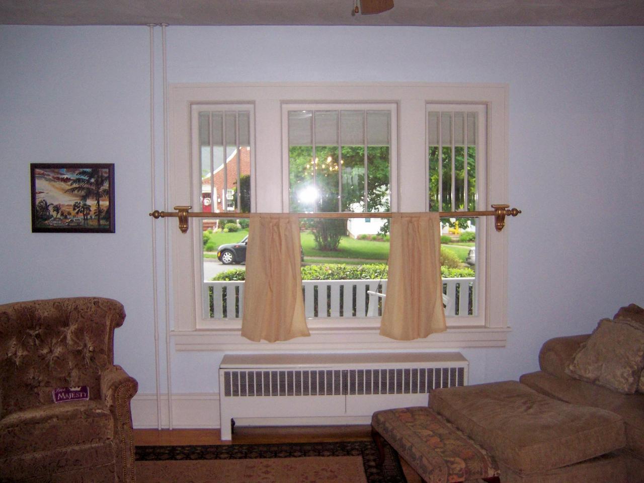 2464 Tillett Road Southwest Roanoke, VA 24015 - Photo 3 of 13 Living room