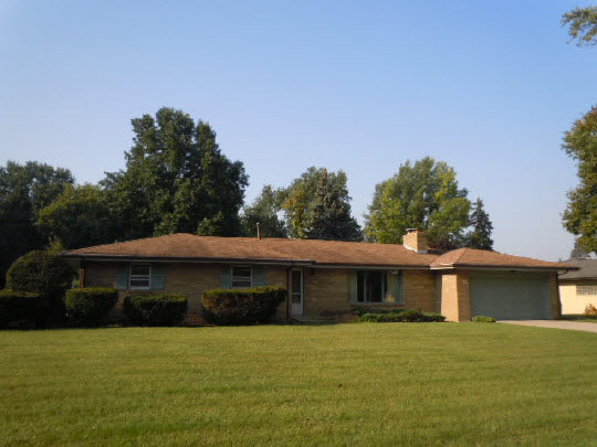 4515 Brookview Road Rockford, IL 61107 - Photo 1 of 8 a front view of a house with a garden