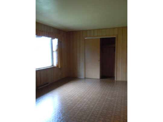 4515 Brookview Road Rockford, IL 61107 - Photo 6 of 8 a view of an empty room with a window
