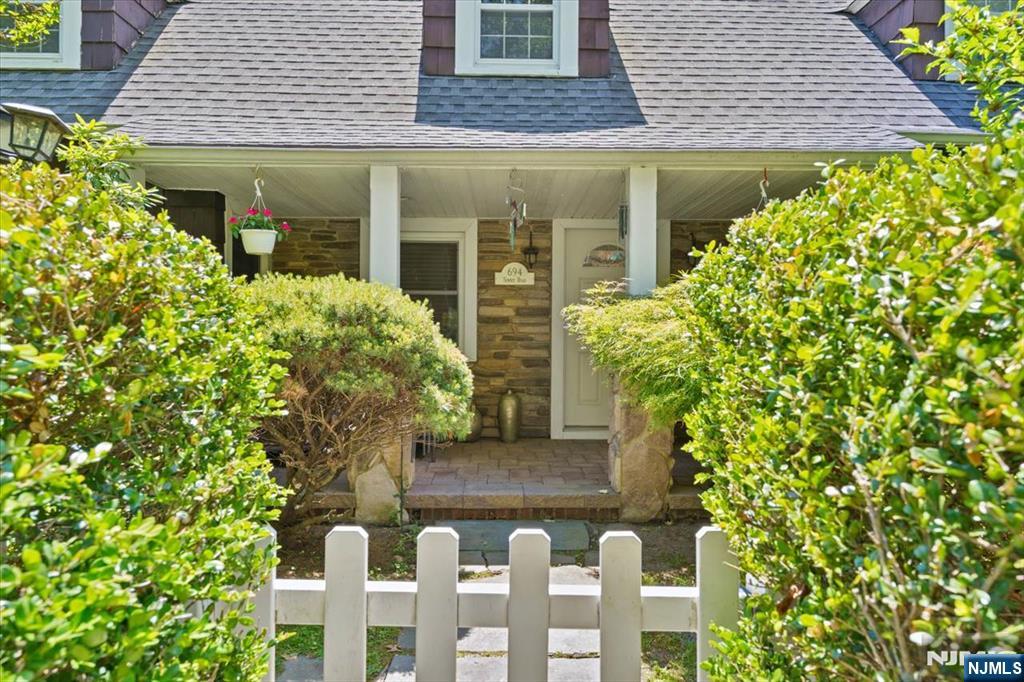 694 Sunset Road Teaneck, NJ 07666 - Photo 2 of 30
