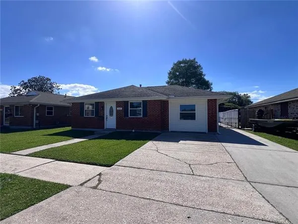 $2,200 | 740 Oakwood Drive, Gretna, LA 70056