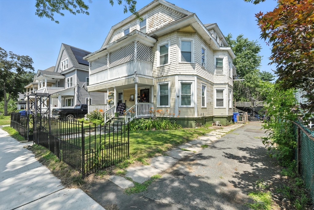 34 Biltmore Street Springfield, MA 01108 - Photo 1 of 32 Gallery Image 1