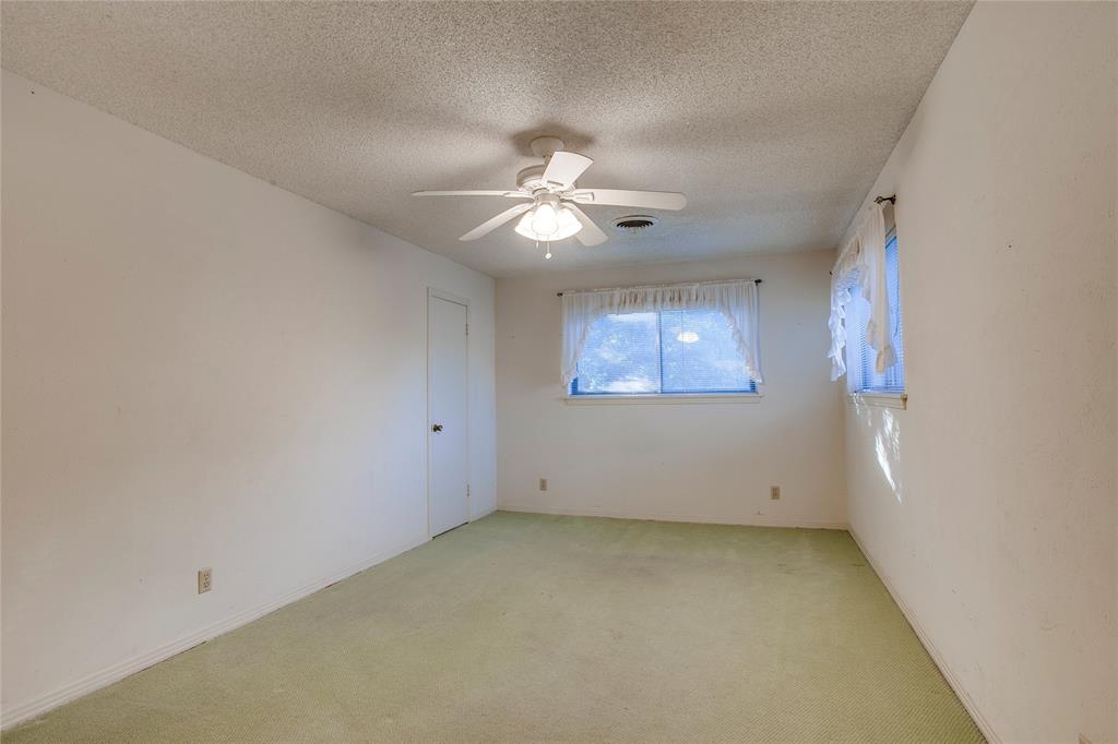 1439 Jr Drive Dallas, TX 75208 - Photo 24 of 39 an empty room with a ceiling fan and a window