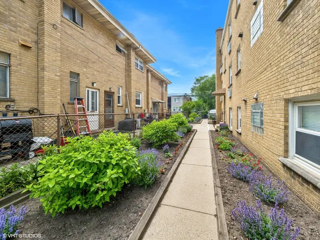 a view of a pathway with house on both side