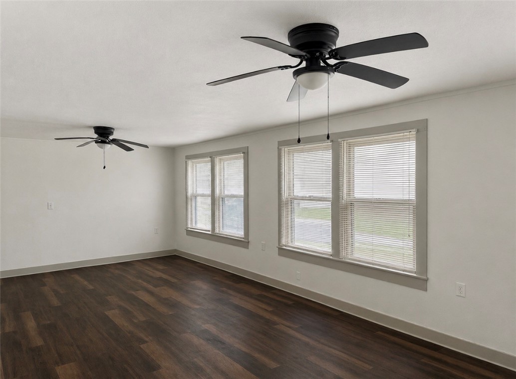 215 West Heard Street Refugio, TX 78377 - Photo 5 of 26