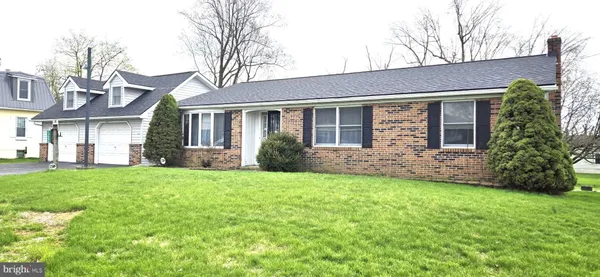 a view of a house with a yard and plants