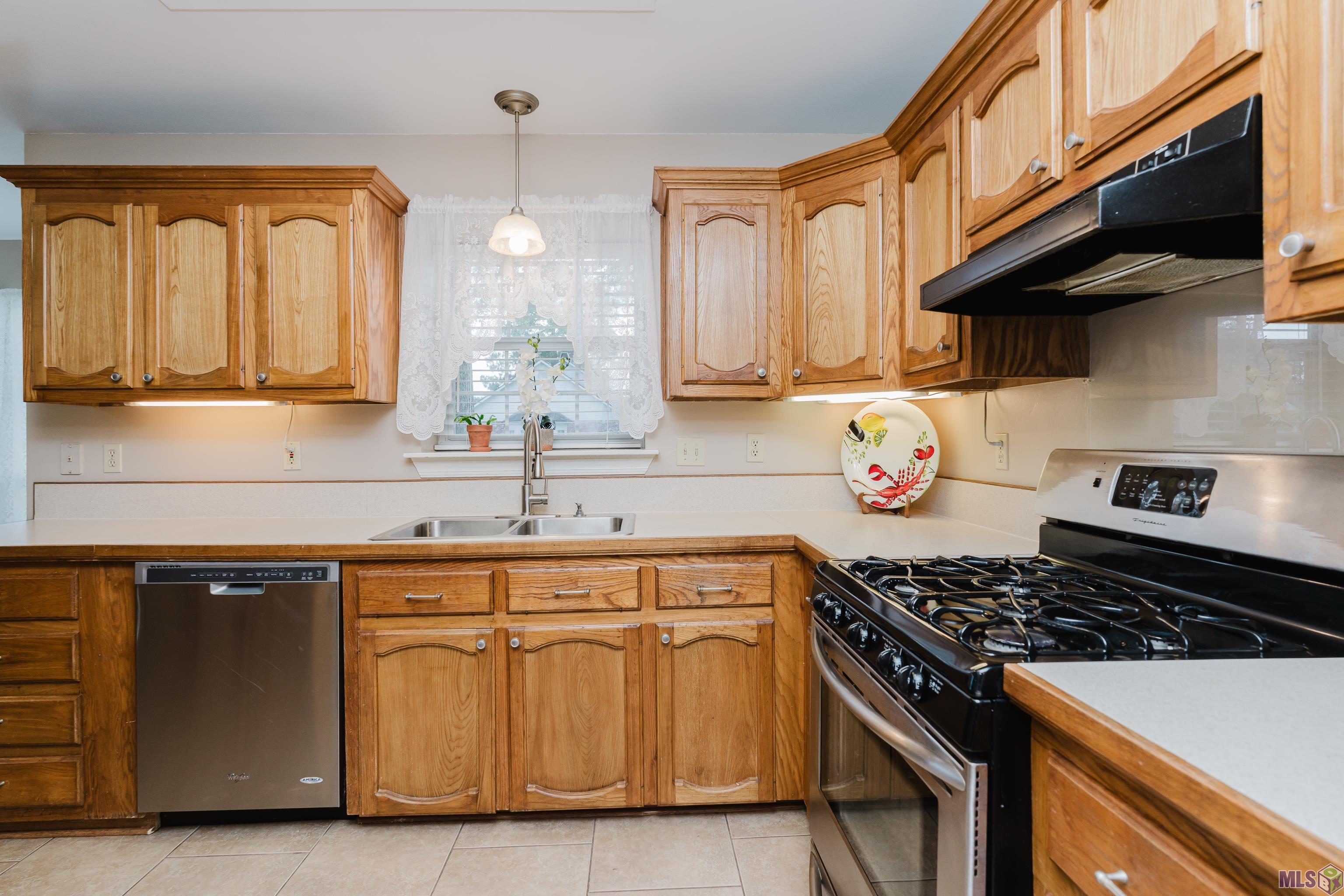 6057 Snowden Drive Baton Rouge, LA 70817 - Photo 16 of 33 A functional and beautiful Kitchen