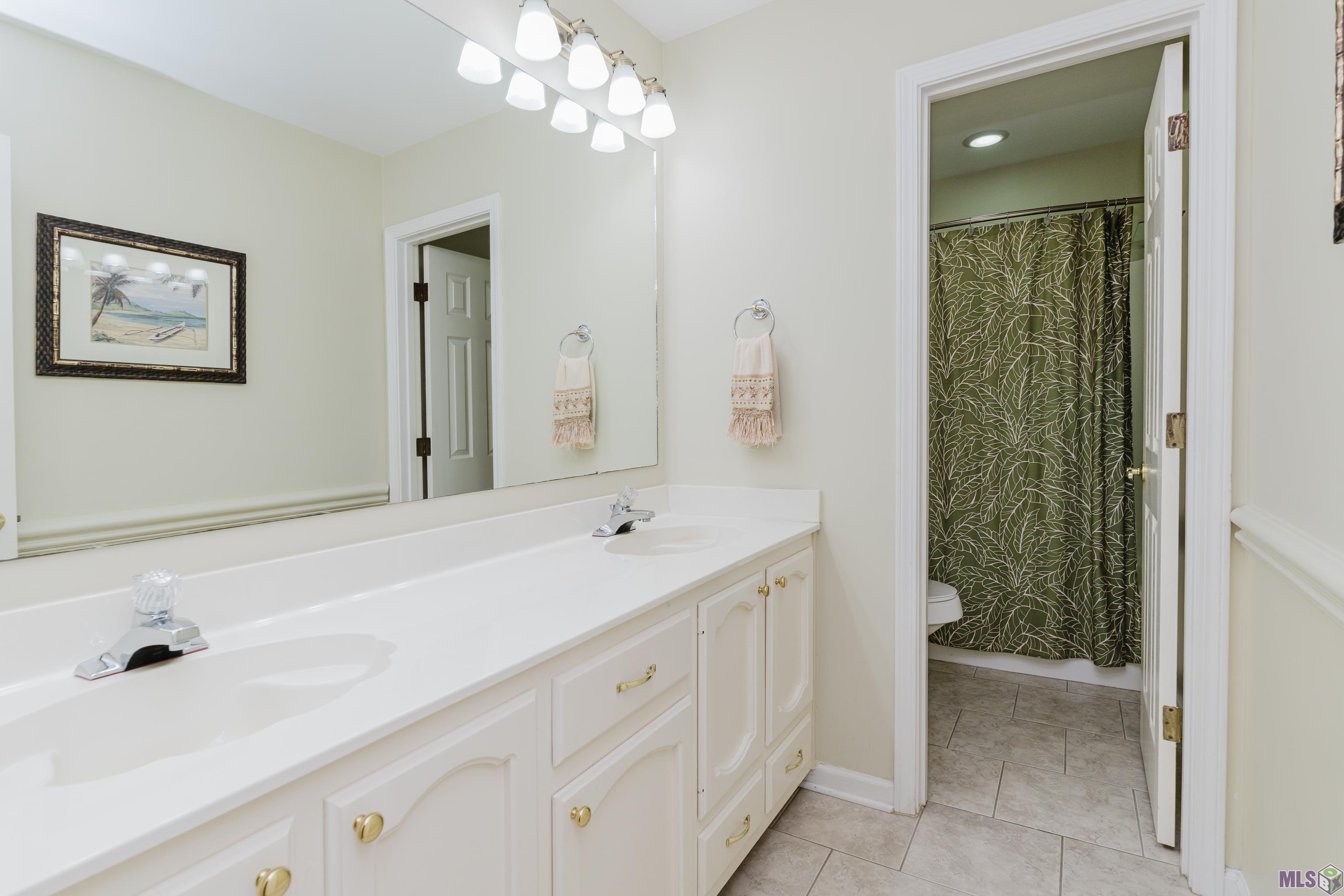 6057 Snowden Drive Baton Rouge, LA 70817 - Photo 25 of 51 A full Bathroom