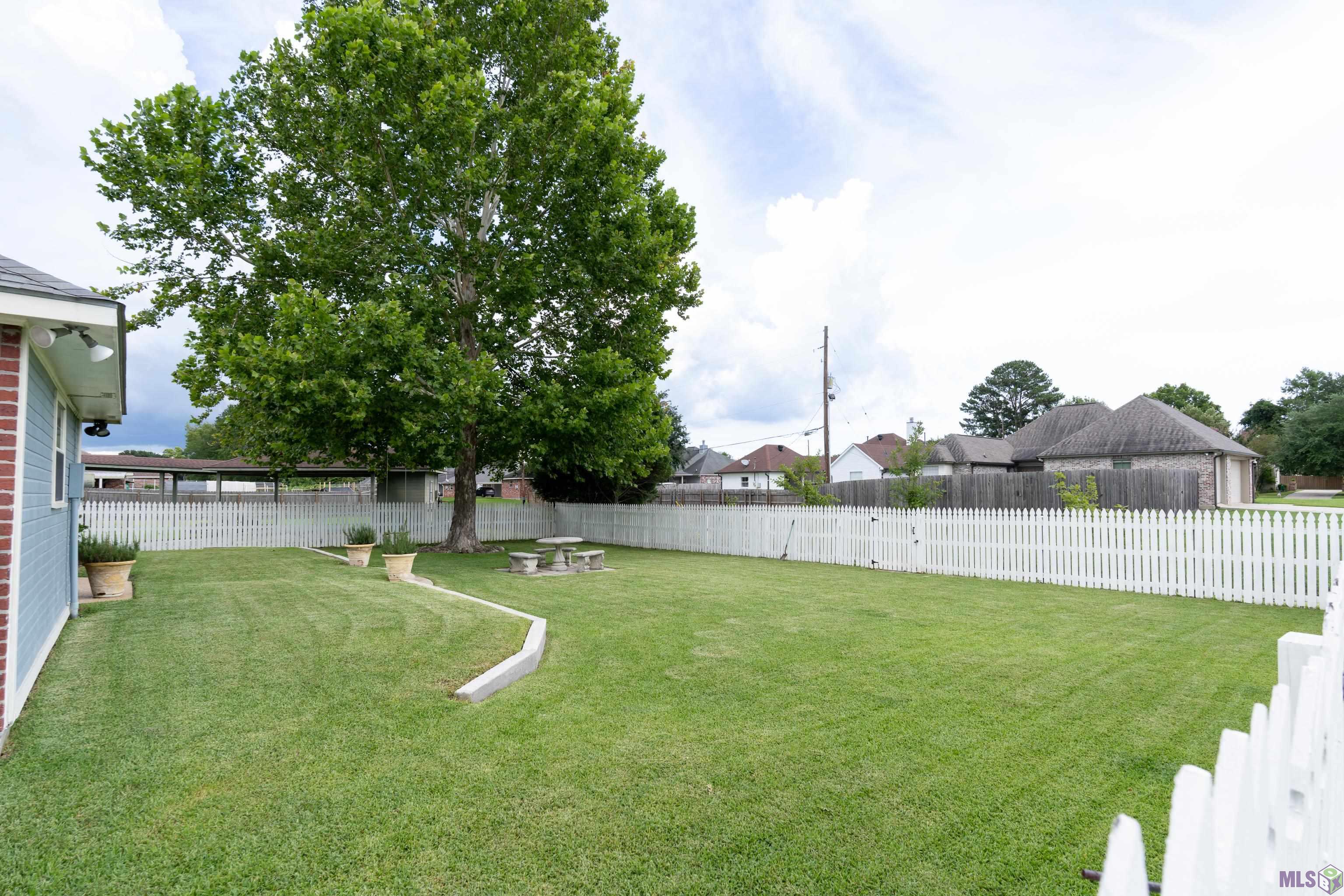 6057 Snowden Drive Baton Rouge, LA 70817 - Photo 29 of 33 A gorgeous Back Yard