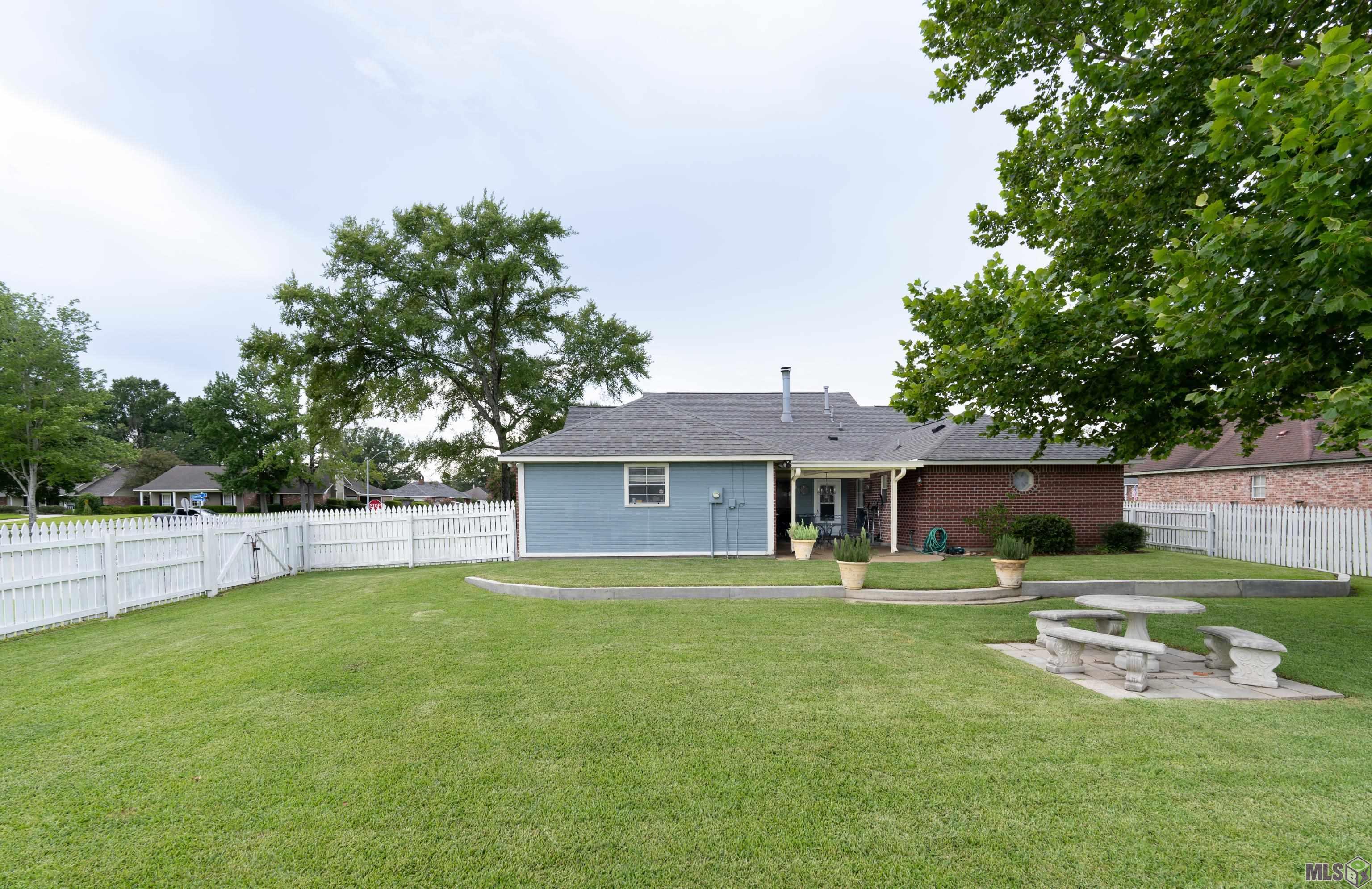 6057 Snowden Drive Baton Rouge, LA 70817 - Photo 31 of 33 A shaded backyard
