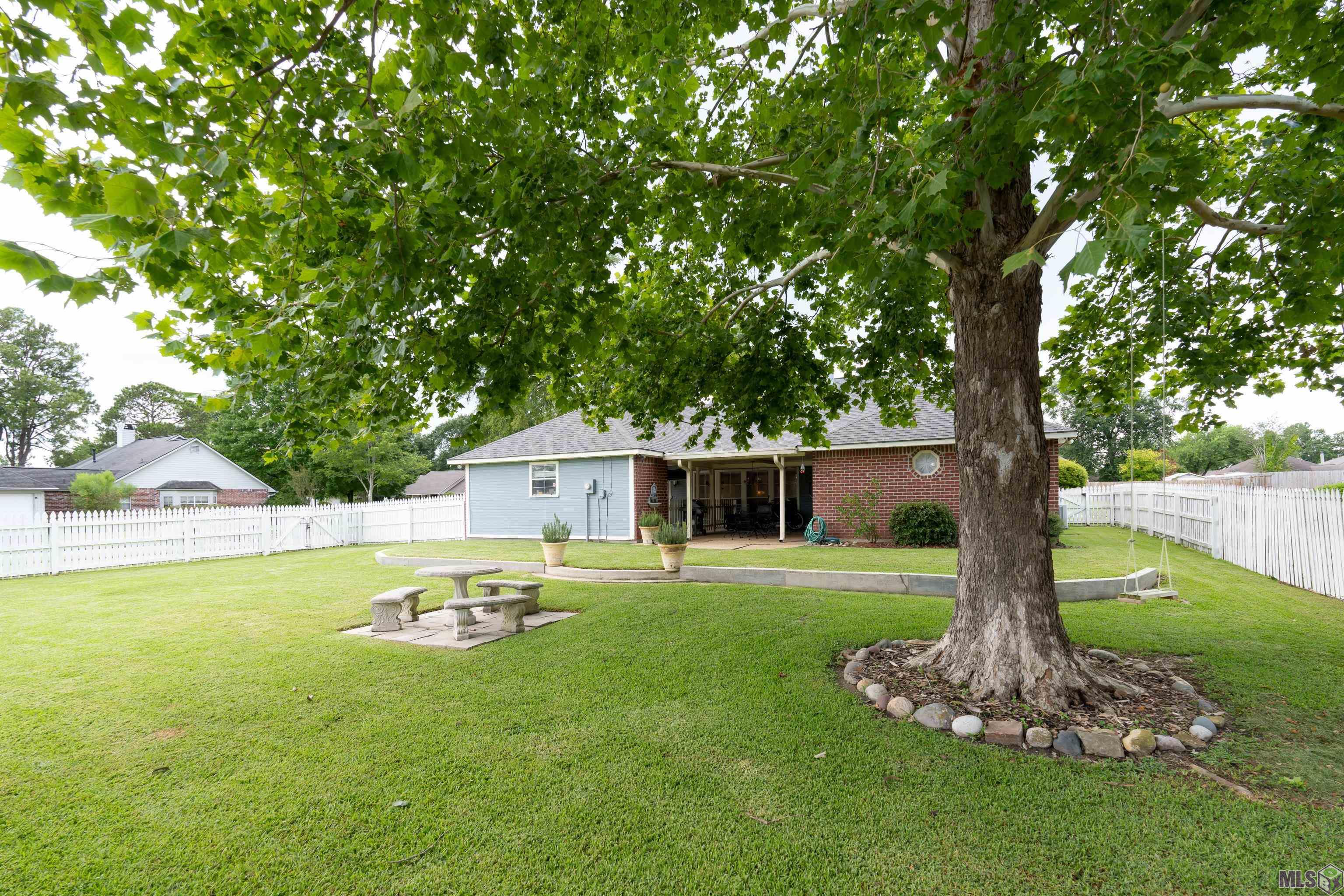 6057 Snowden Drive Baton Rouge, LA 70817 - Photo 32 of 33 Fully fenced back yard