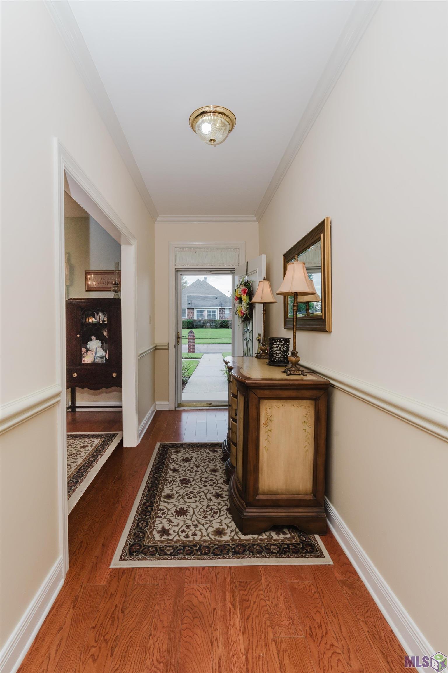 6057 Snowden Drive Baton Rouge, LA 70817 - Photo 8 of 33 A light filled welcoming Foyer