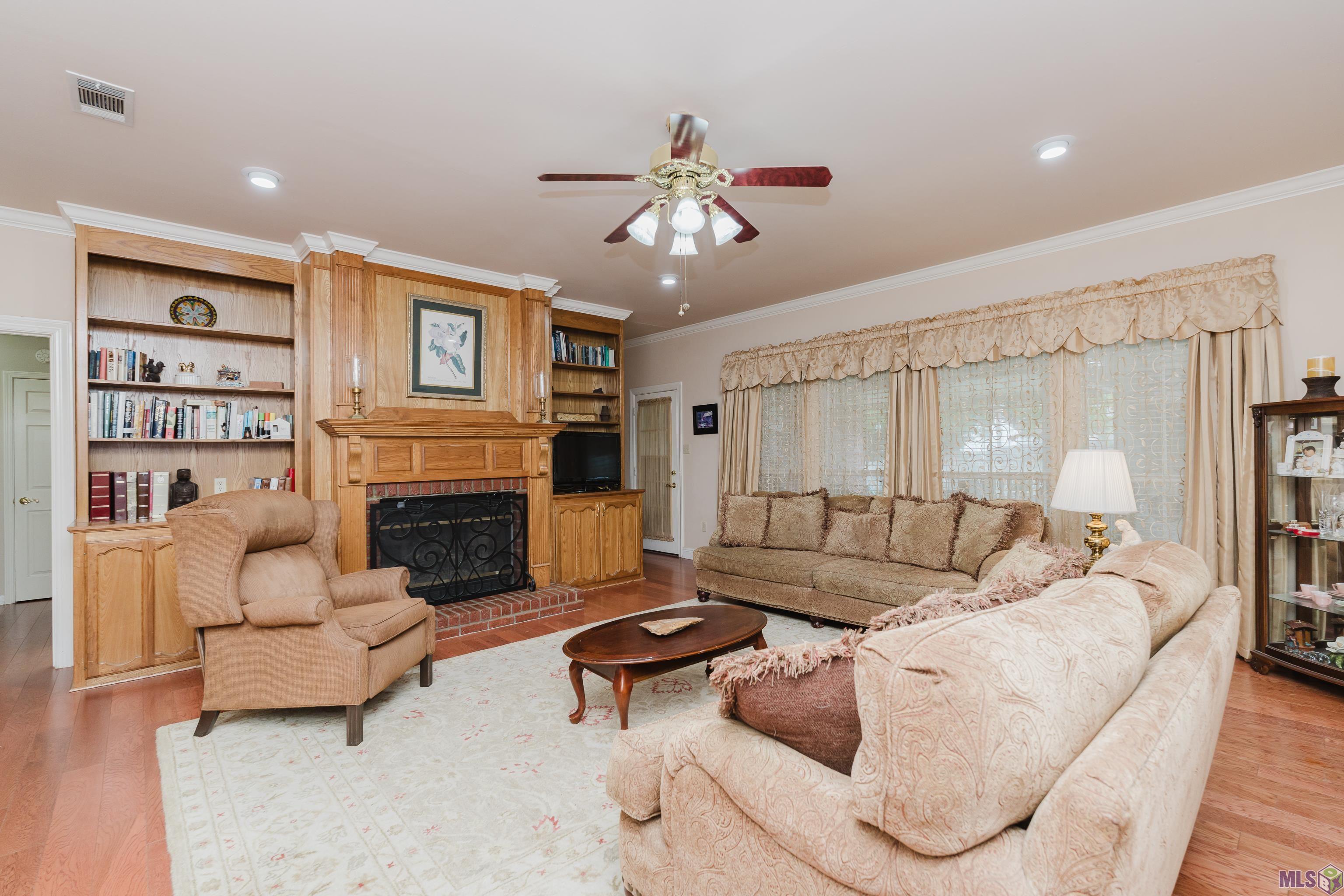 6057 Snowden Drive Baton Rouge, LA 70817 - Photo 9 of 33 A large Living Room