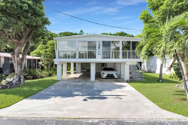 a view of a house with a yard and plants