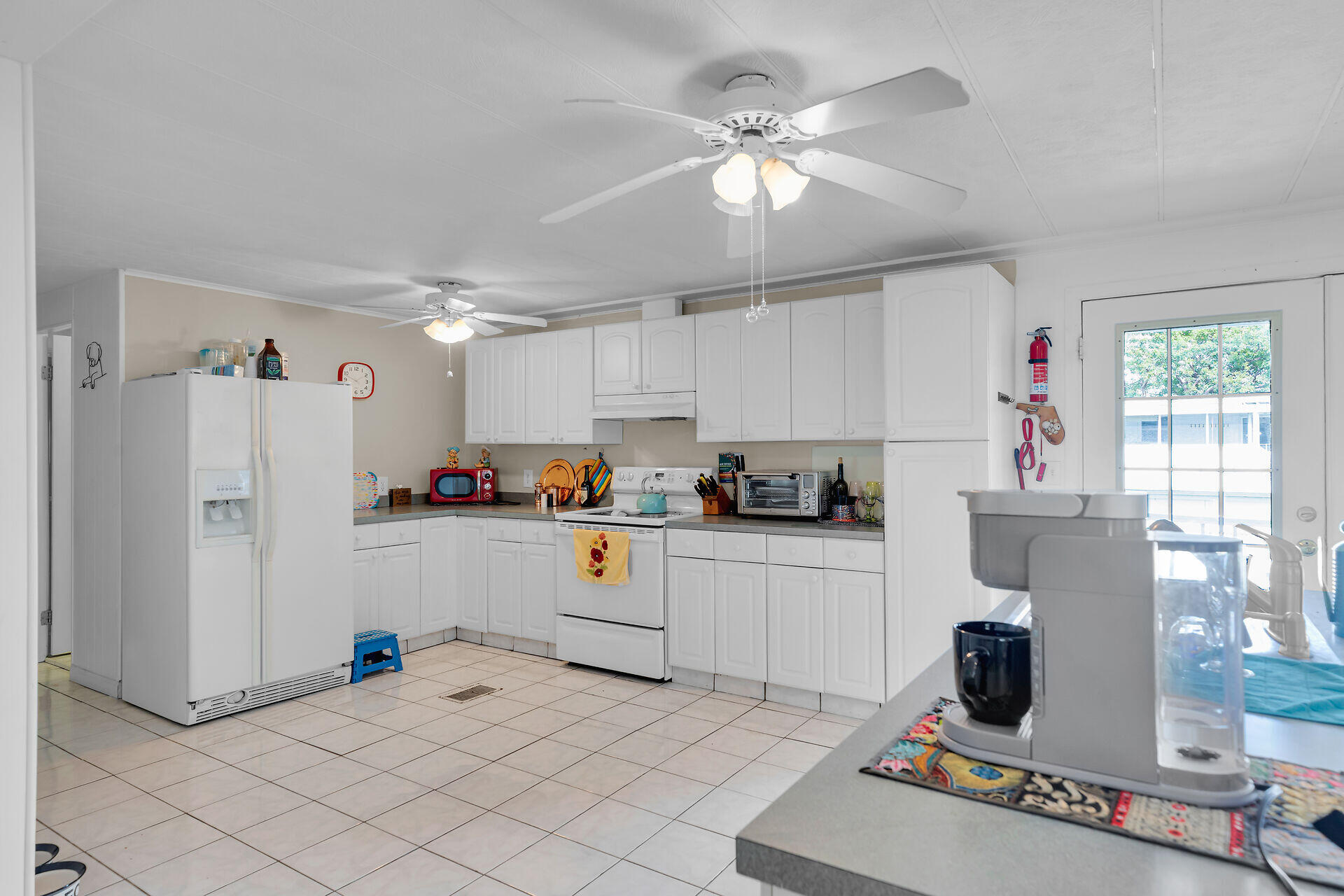 606 North Silver Circle Key Largo, FL 33037 - Photo 22 of 54 a kitchen with a refrigerator a stove and a microwave