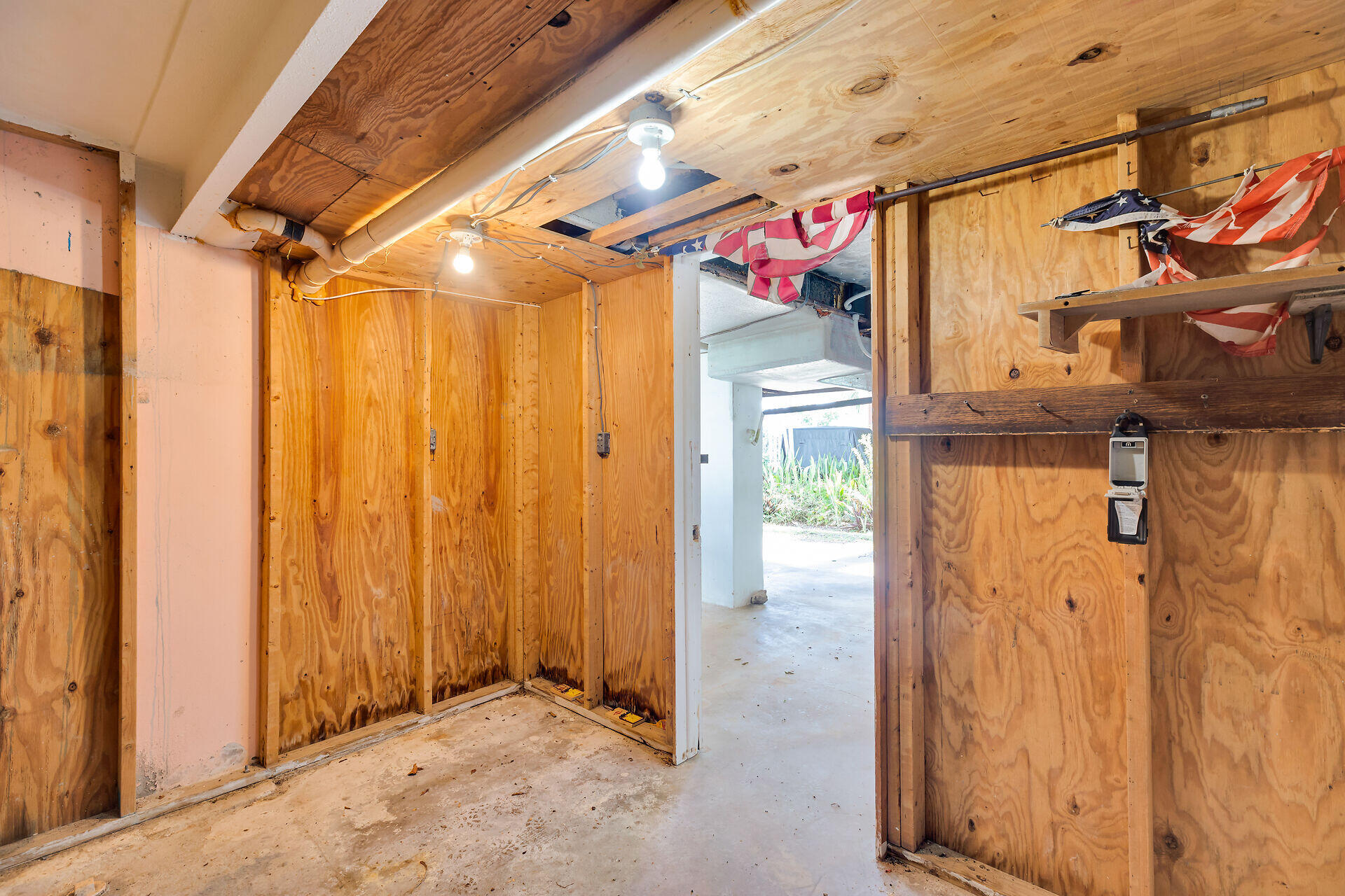 606 North Silver Circle Key Largo, FL 33037 - Photo 38 of 54 a view of a outdoor space