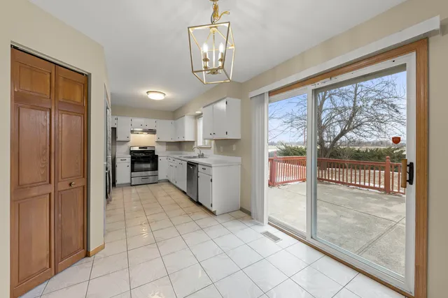 $379,990 | 21459 Georgetown Drive, Plainfield, IL 60544