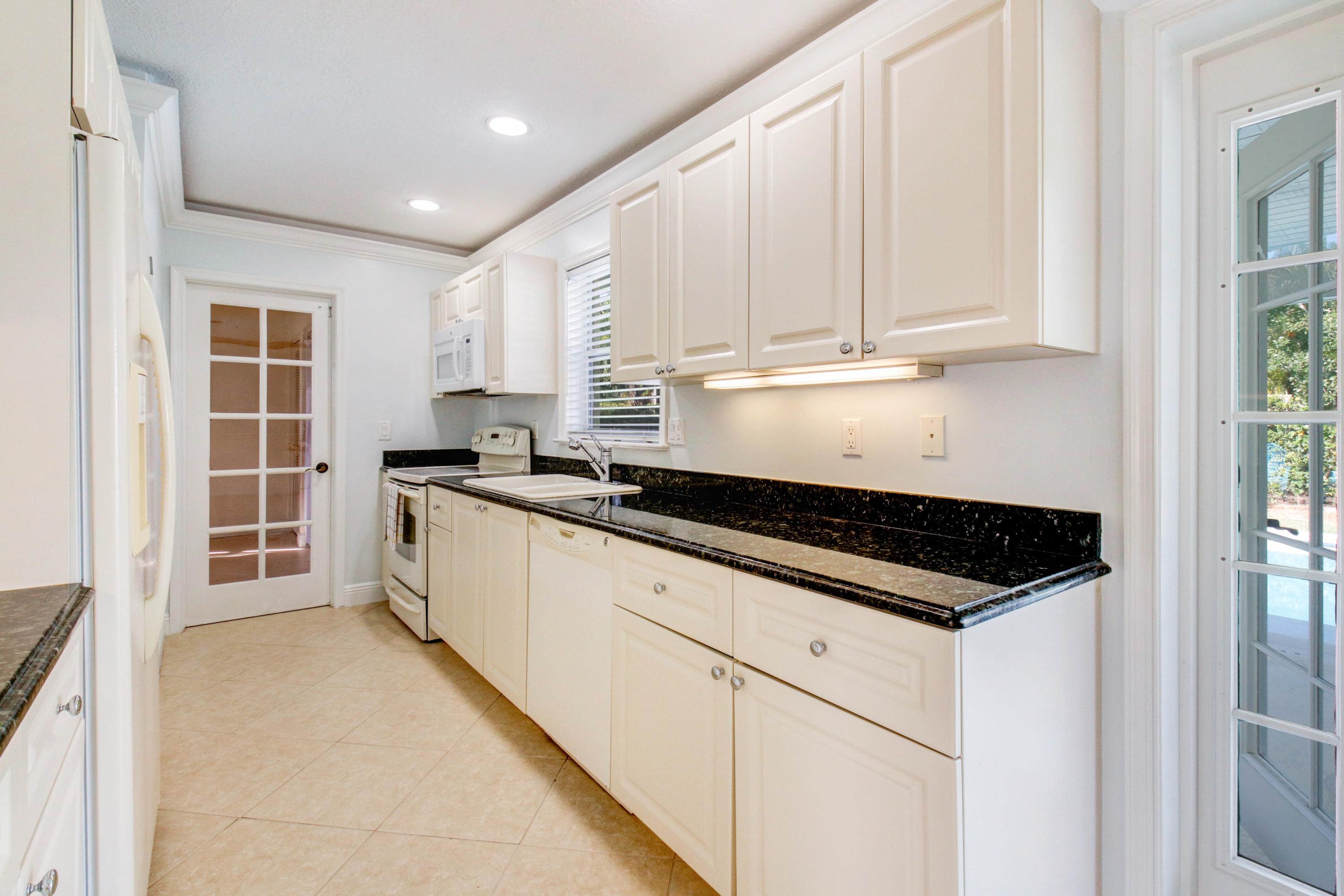 518 Dover Road Tequesta, FL 33469 - Photo 19 of 28 518 N Dover Rd HR-14