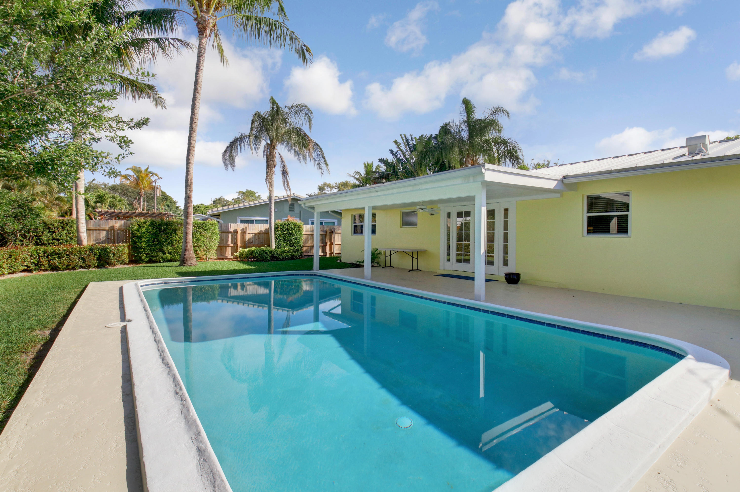 518 Dover Road Tequesta, FL 33469 - Photo 2 of 28 518 N Dover Rd HR-20