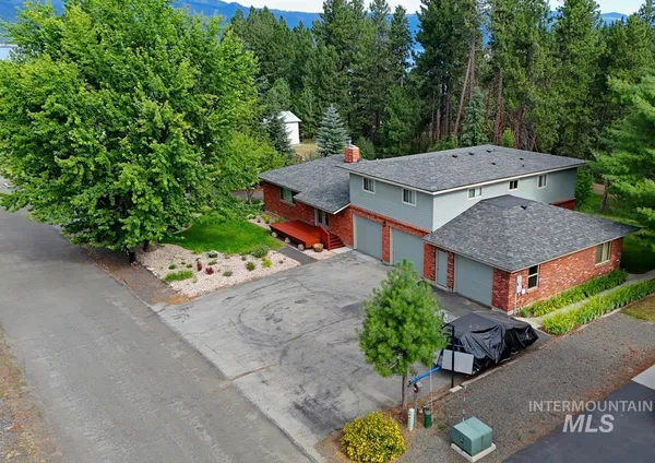 $895,000 | 506 Lakeview Avenue, Cascade, ID 83611
