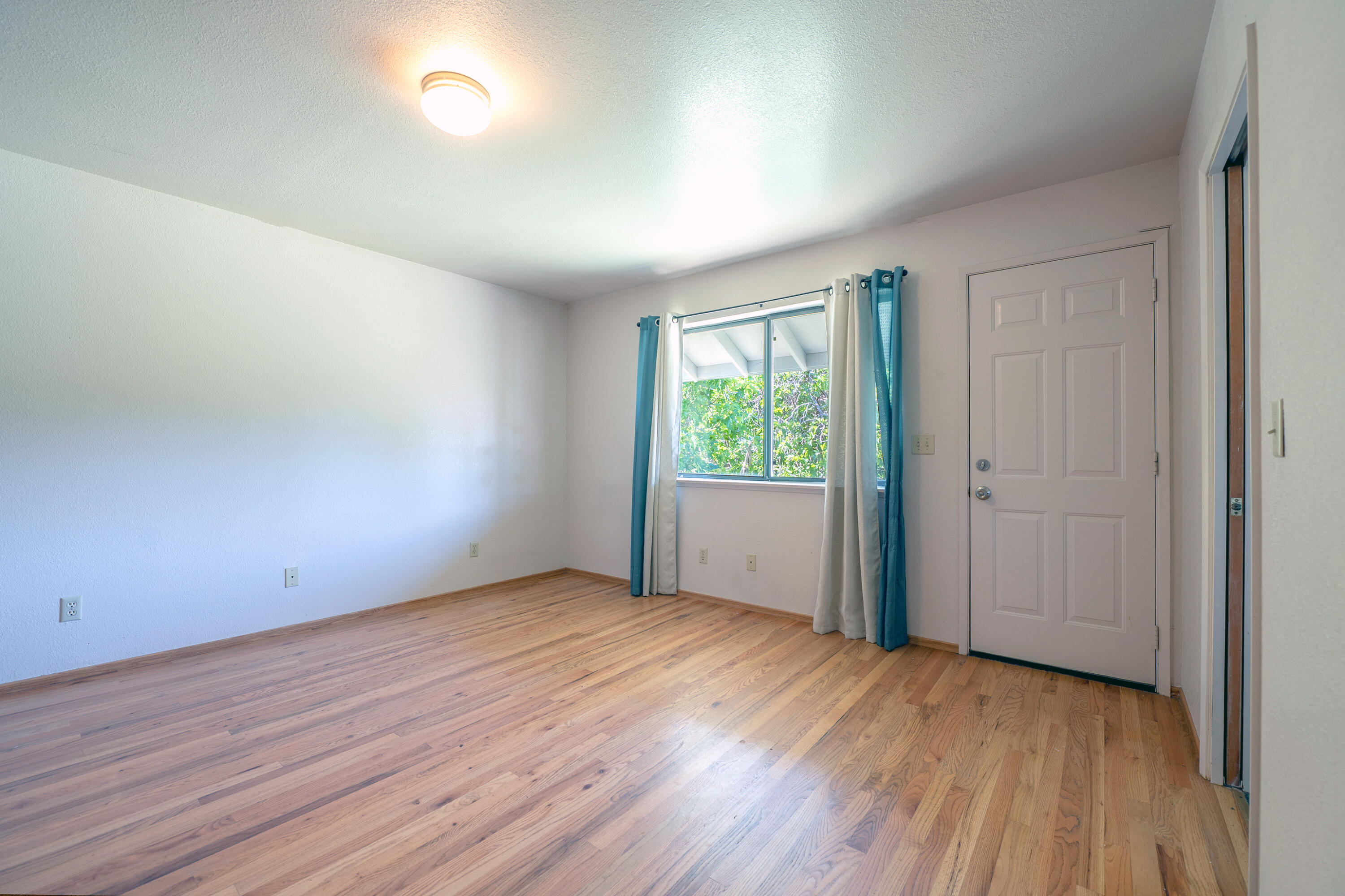 19943 Berghus Way Redding, CA 96002 - Photo 16 of 35 Primary bedroom