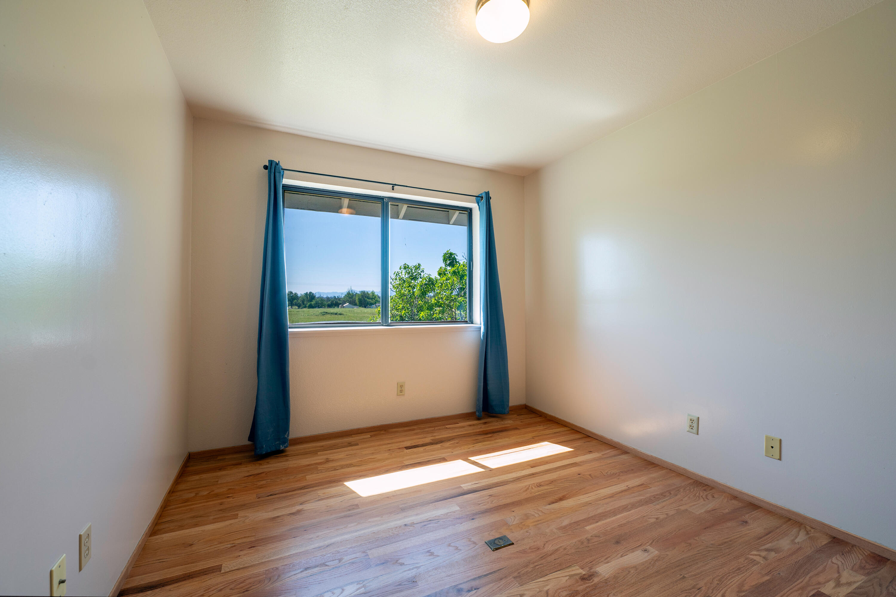 19943 Berghus Way Redding, CA 96002 - Photo 19 of 35 Bedroom 3 copy - Copy