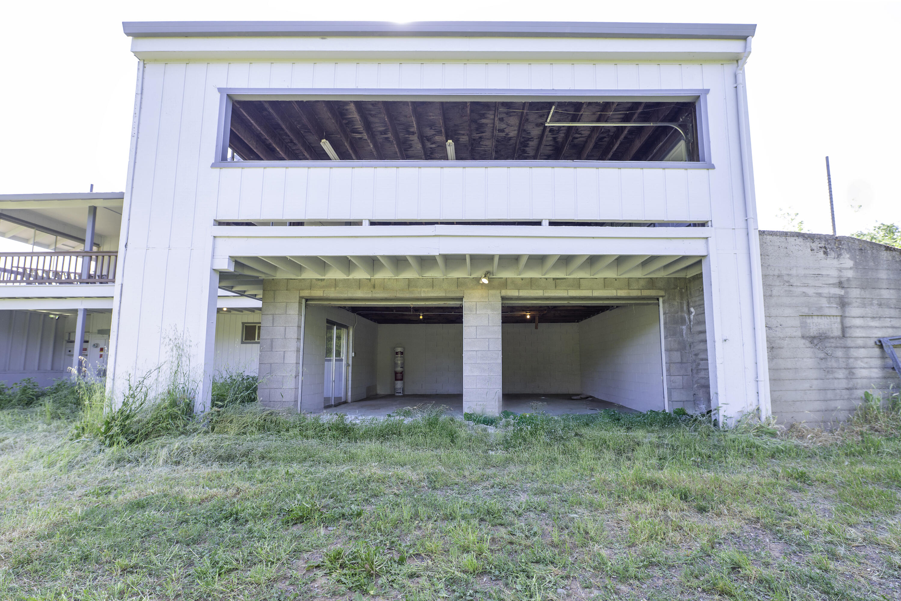 19943 Berghus Way Redding, CA 96002 - Photo 32 of 35 Garages