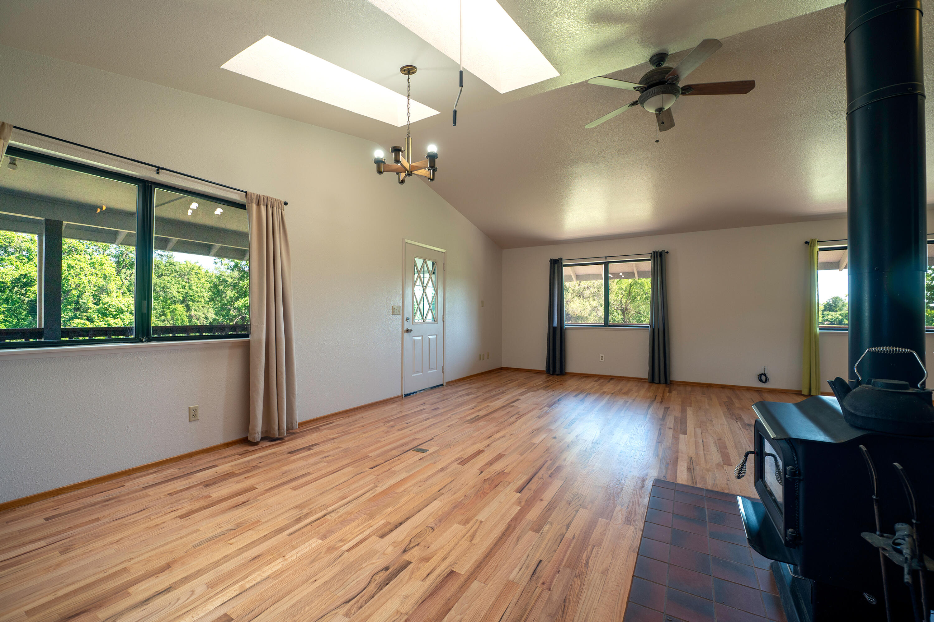 19943 Berghus Way Redding, CA 96002 - Photo 7 of 35 Livingroom 1 - Copy