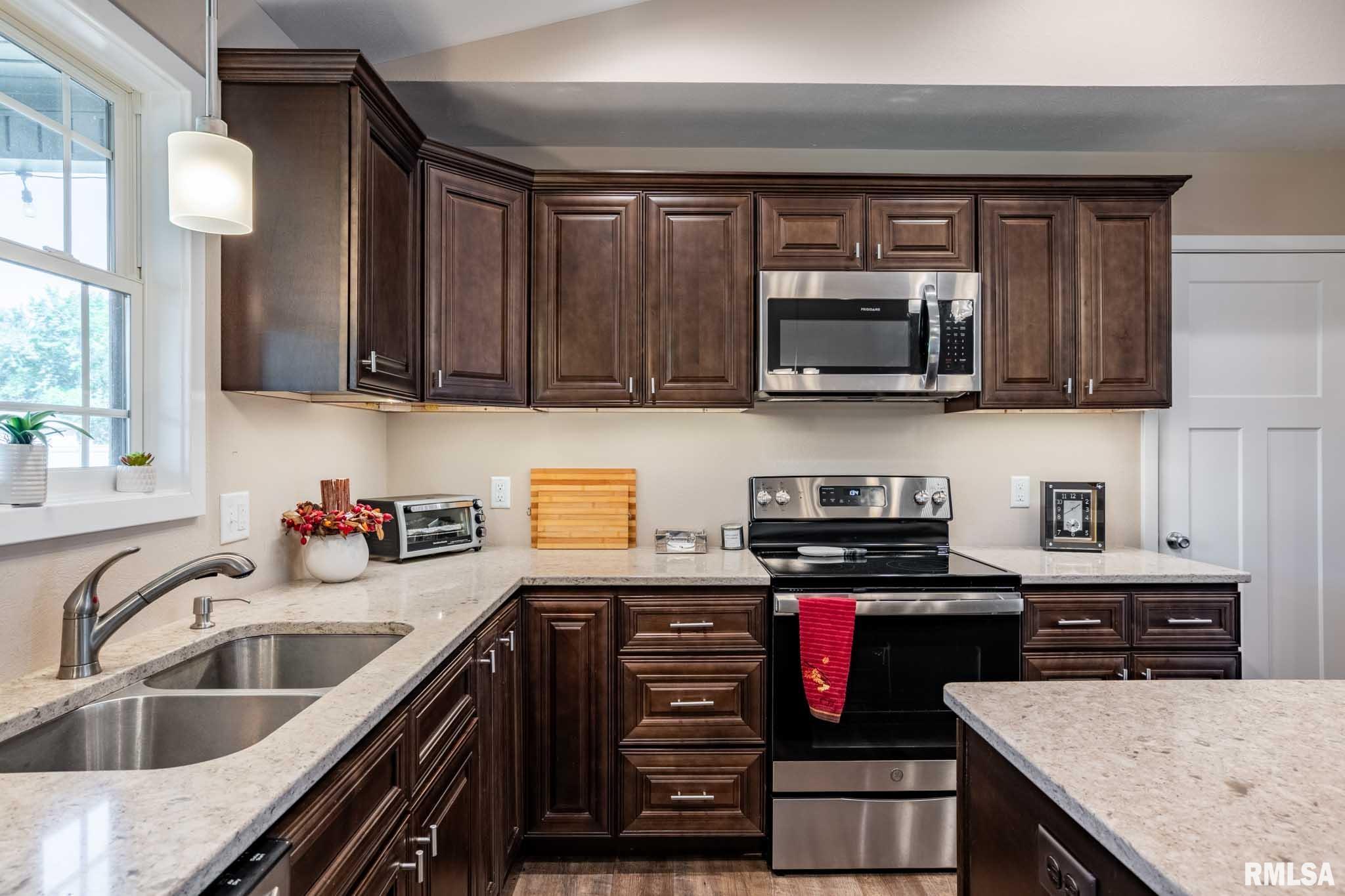 1205 Wildflower Lane Herrin, IL 62948 - Photo 10 of 37