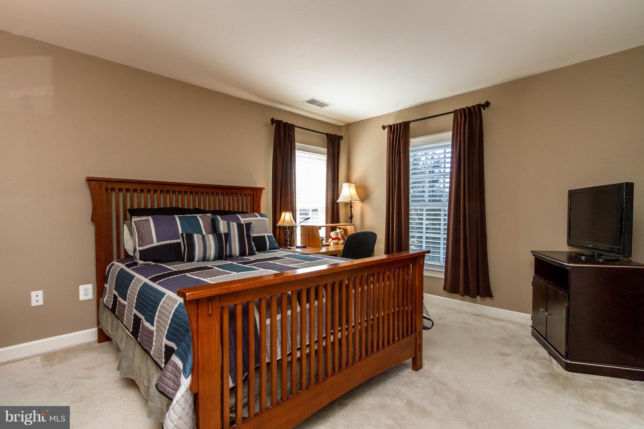 8247 Roxborough Loop Gainesville, VA 20155 - Photo 22 of 30 4th Bedroom with Private Full Bath