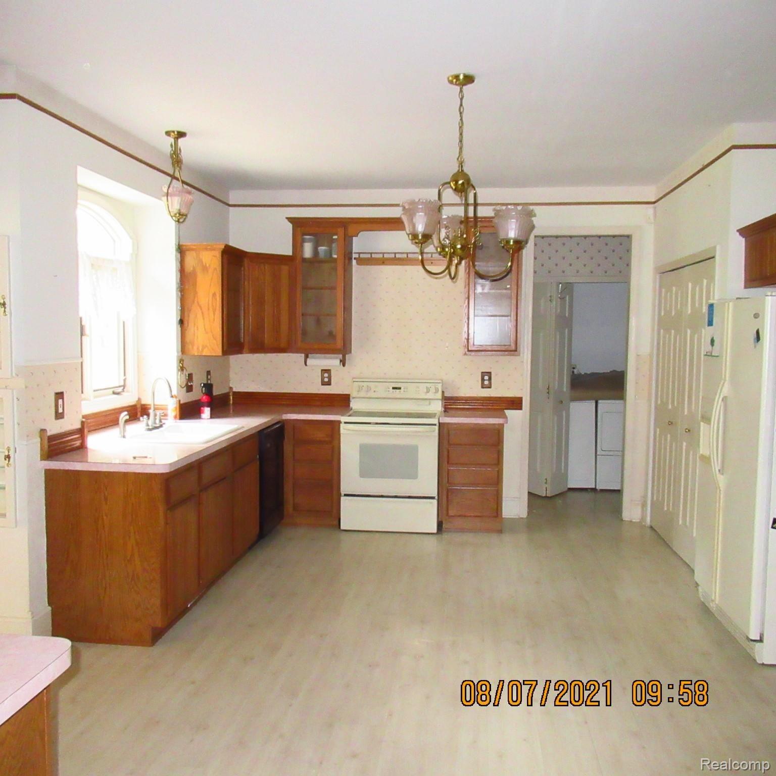 27421 Bell Road New Boston, MI 48164 - Photo 6 of 40 IMG_7868.JPG