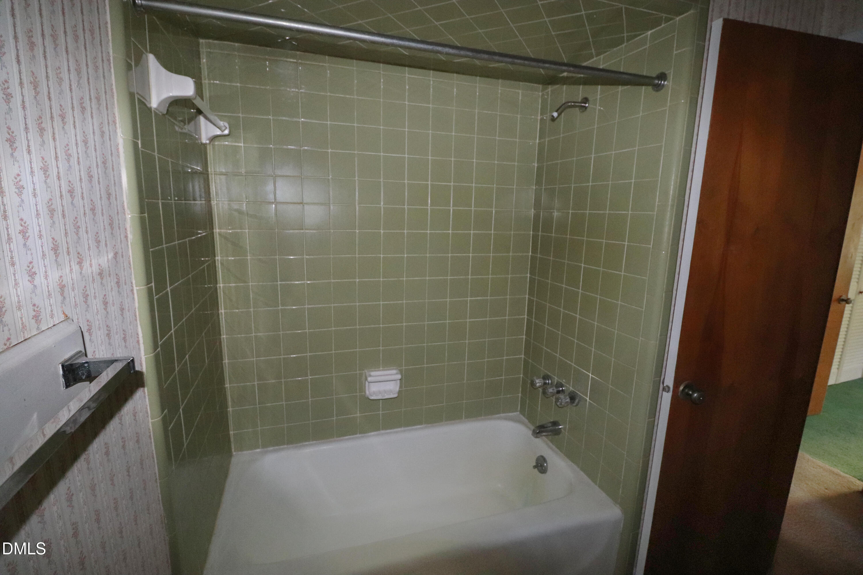 163 Walton Road Youngsville, NC 27596 - Photo 27 of 45 a bathroom with a bathtub