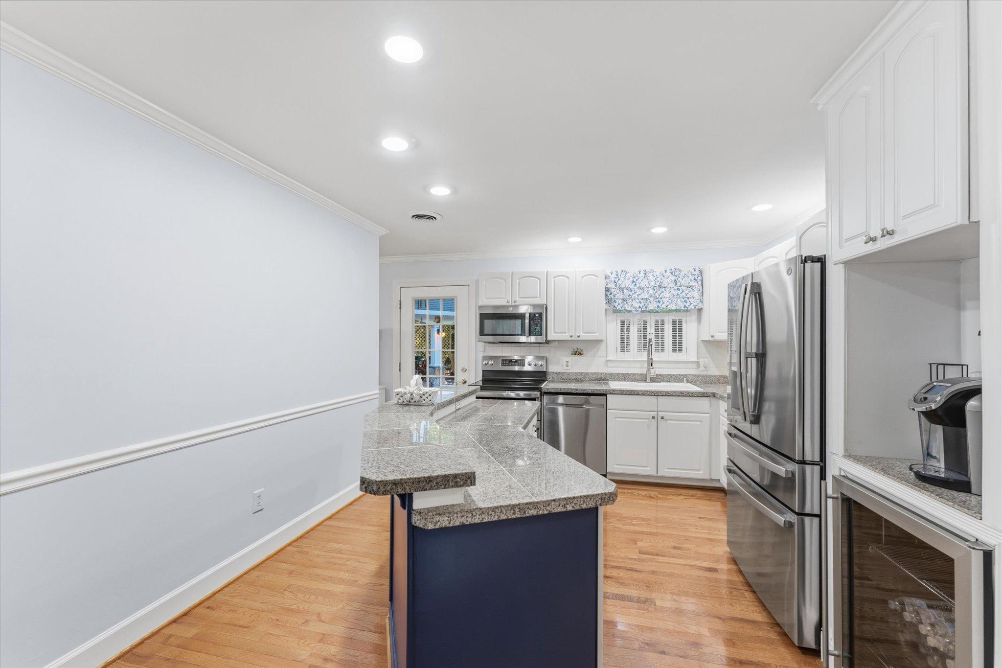 3800 Mountain Road Haymarket, VA 20169 - Photo 8 of 73 Double oven Kitchen with granite, stainless steel.