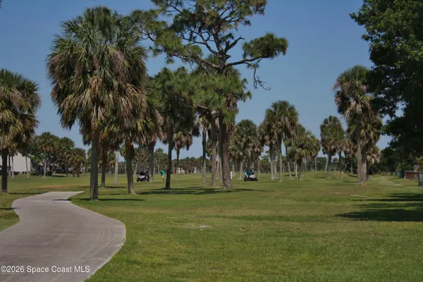 a view of a house with backyard and garden