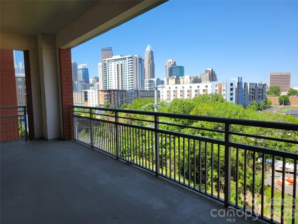 $2,400 | 701 Royal Court, Unit 610, Charlotte, NC 28202