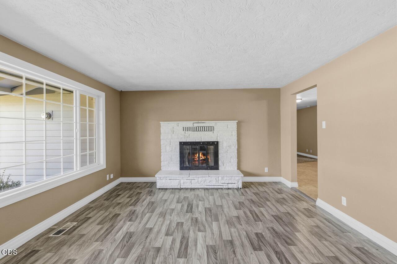 106 Victoria Way Central Point, OR 97502 - Photo 4 of 32 Gallery Image 4