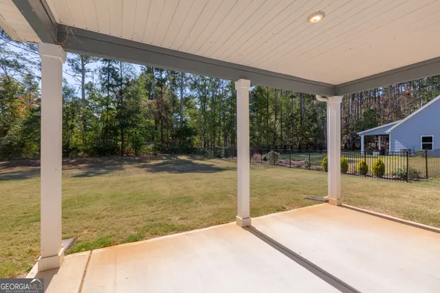 a view of a backyard