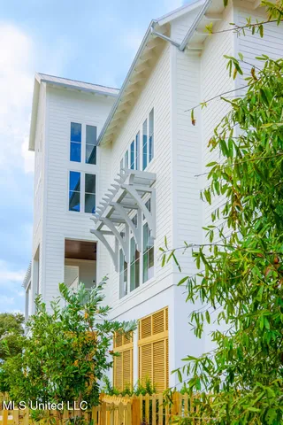 $1,595,600 | 106 South Bch Drive, Ocean Springs, MS 39564