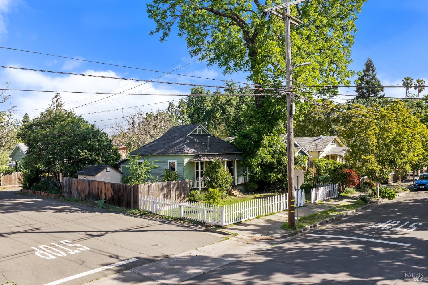 227 Hewett Street Santa Rosa, CA 95401 - Photo 7 of 73