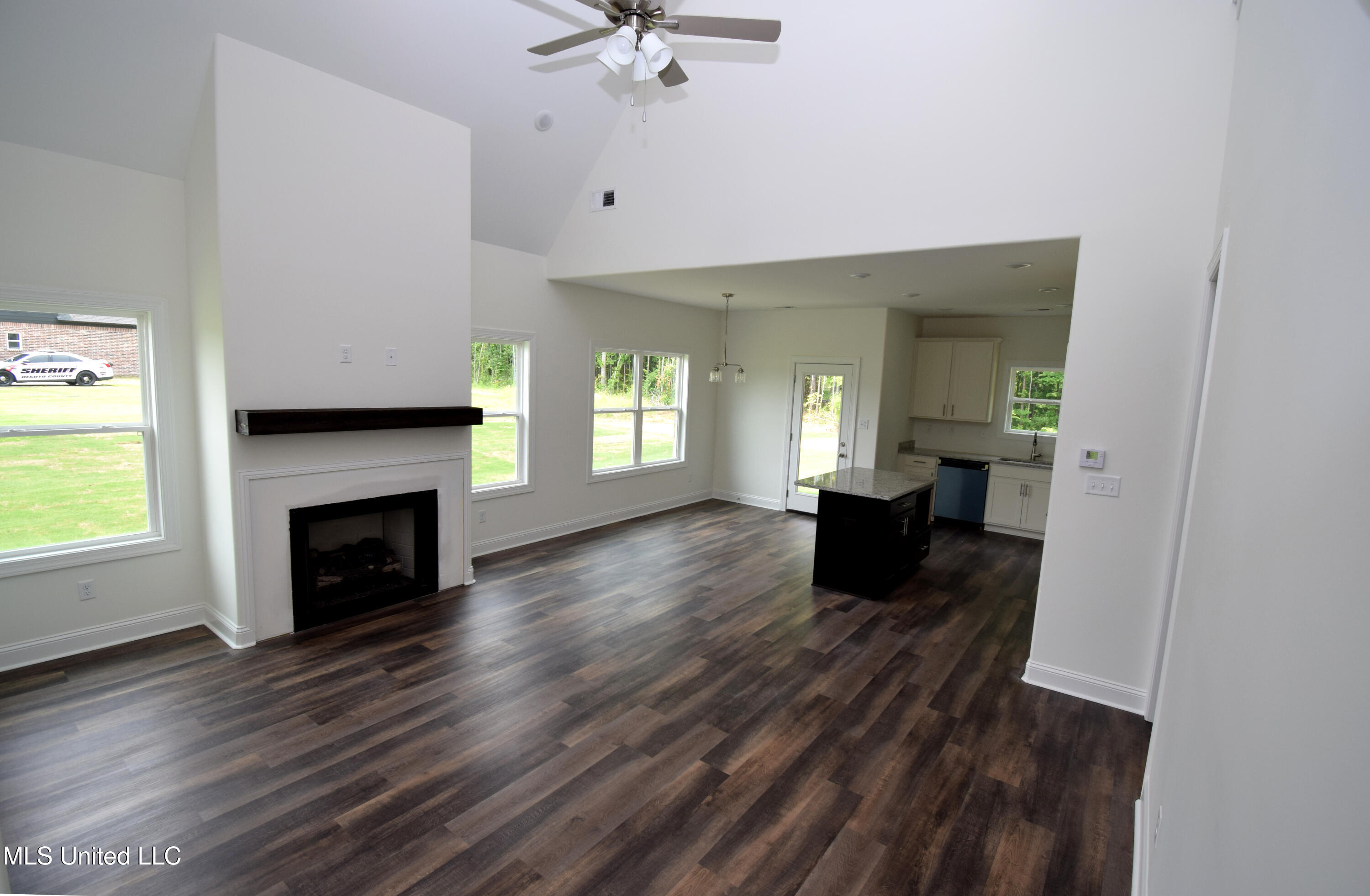 117 Centerline Roper Loop Byhalia, MS 38611 - Photo 3 of 20 Centerline Roper Loop 117 - stair view