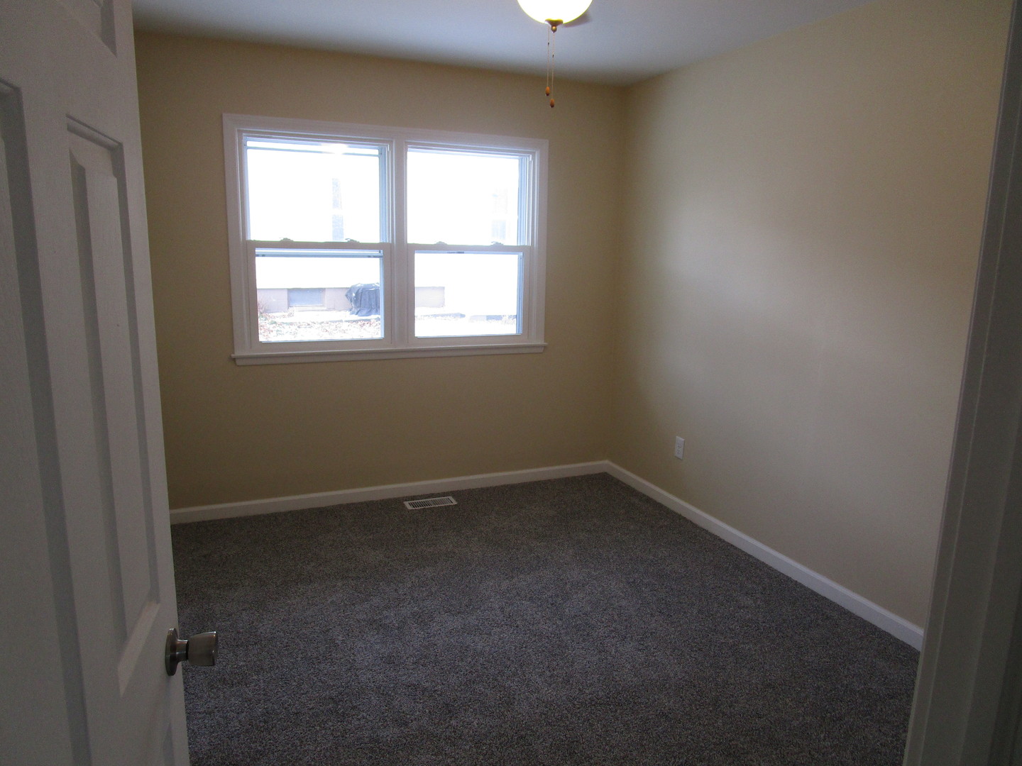 306 Grant Street Harvard, IL 60033 - Photo 9 of 14 an empty room with a window