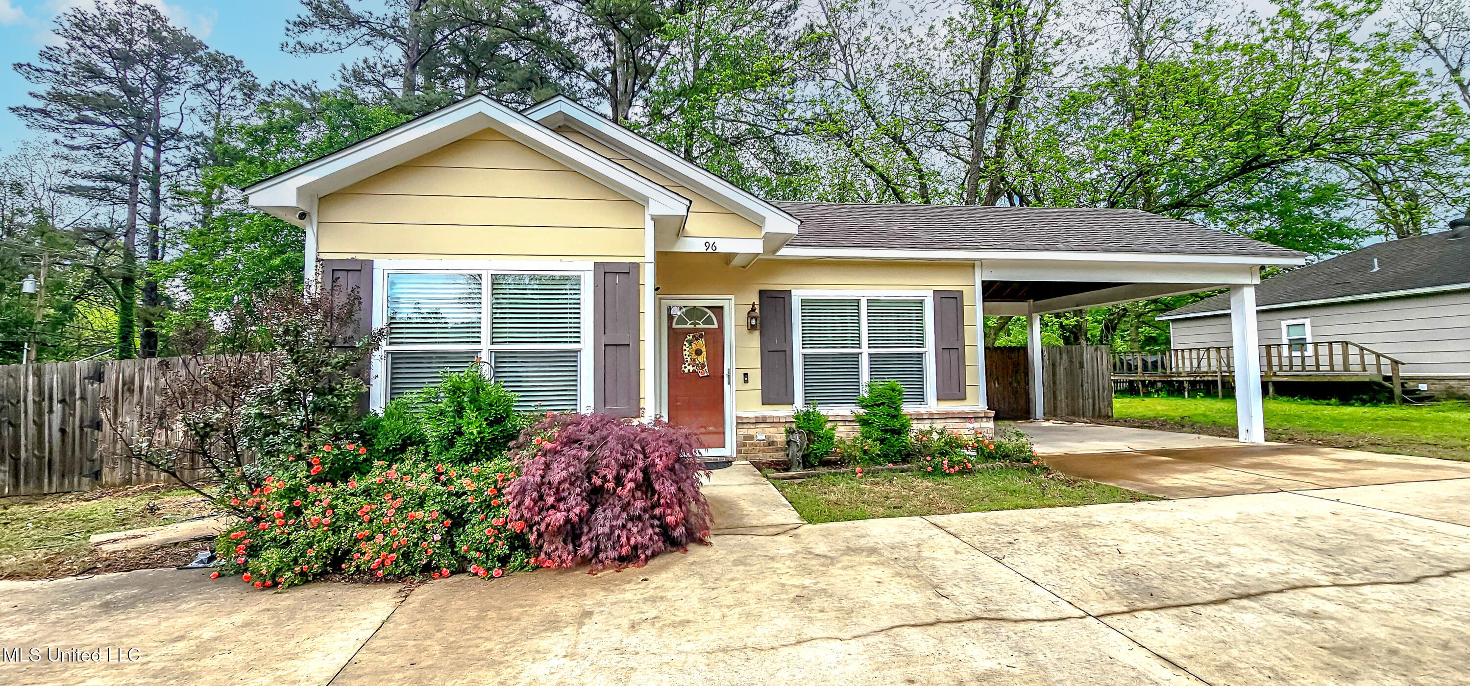 96 Line Street Senatobia, MS 38668 - Photo 2 of 26 Lush Landscaping