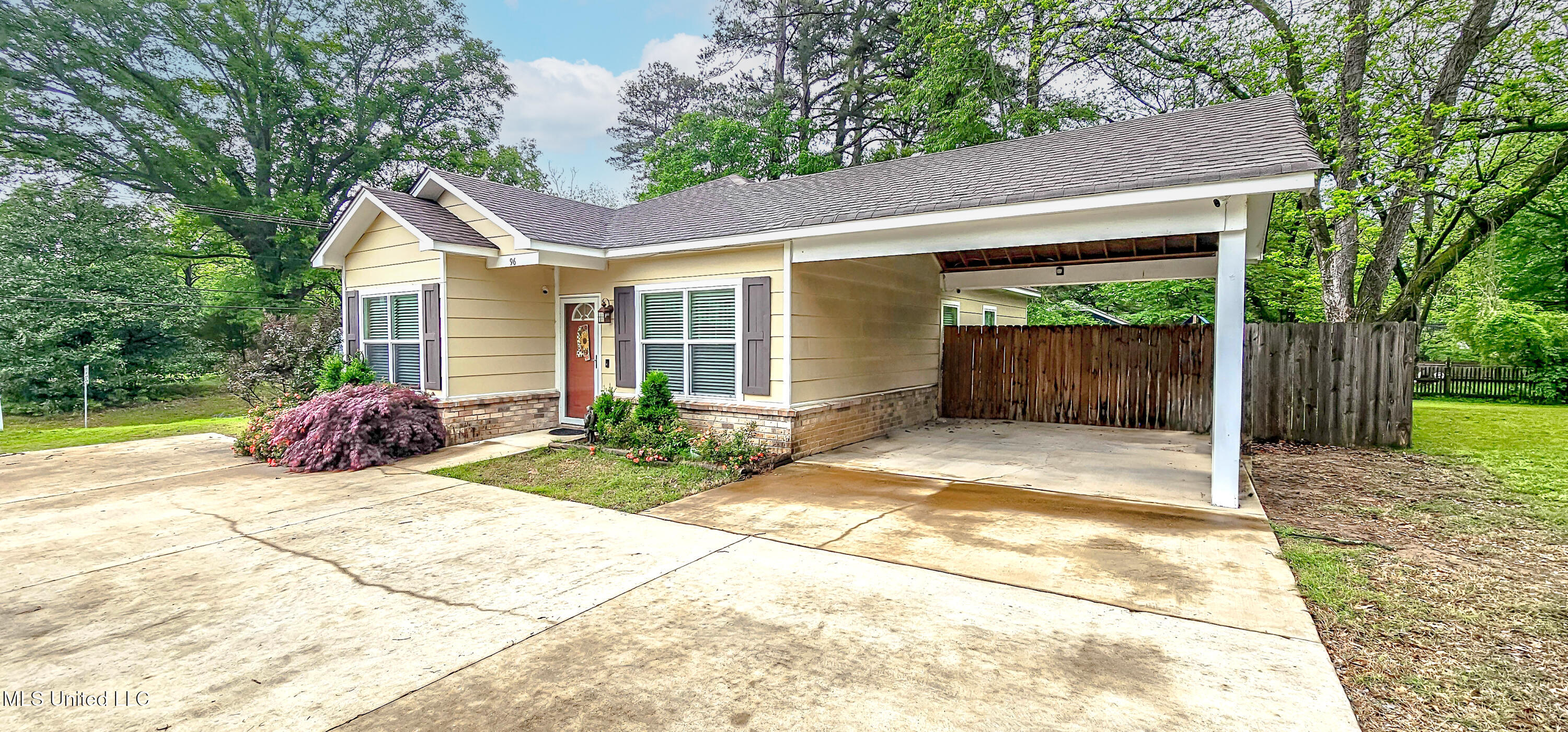 96 Line Street Senatobia, MS 38668 - Photo 3 of 26 2-Car Carport