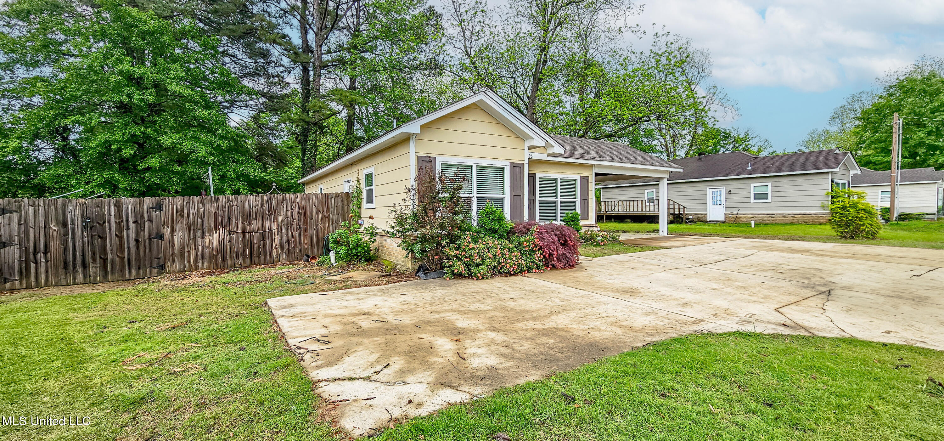 96 Line Street Senatobia, MS 38668 - Photo 4 of 26 Additional Parking for Guests
